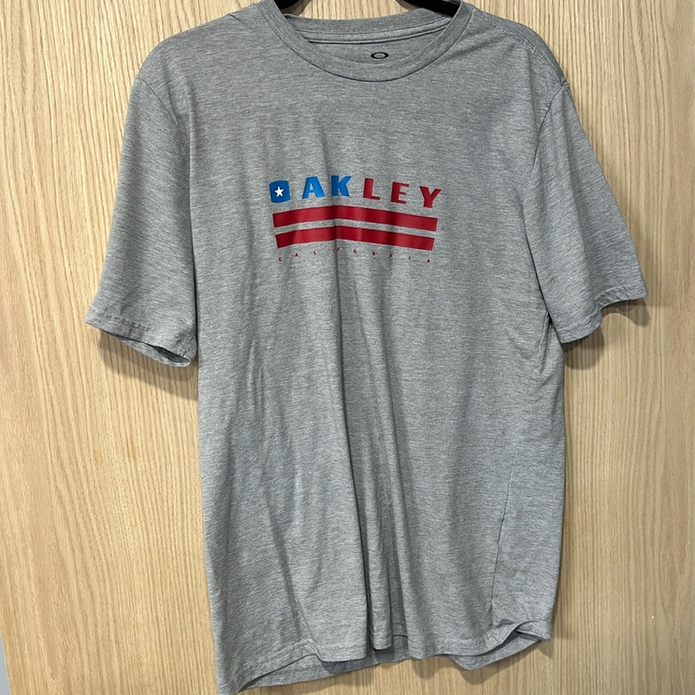 oakley men’s medium shirt